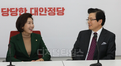 '황교안 테마주'로 꼽히는 아세아텍이 황교안 전 국무총리와 사업 연관성이 없다는 공시에도 16일 장 초반 상한가를 기록했다. 자유한국당에 입당한 황교안 전 국무총리(오른쪽)가 15일 오전 국회 본청 원내대표실에서 나경원 원내대표와 면담하는 모습. 연합뉴스